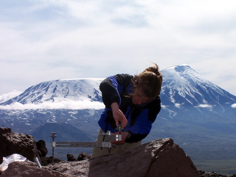 Spike mount being set up on KAMD, Bezymianny Volcano, Kamchatka